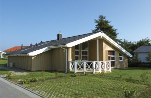  Ved stranden, lige bag klitterne og i skovbrynet, ligger disse huse af absolut topklasse med god komfort og egen saunaafdeling (multifunktionssauna). Med et tryk på en knap kan I vælge mellem klass ...