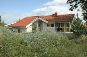  Lige bag klitten og i skovbrynet, med dejlig beliggenhed, ligger en række luksusferiehuse. Disse lyse feriehuse med dejlig indretning er dejlige ferieboliger. Slap af i saunaen og i spabadet, nyd pe ...