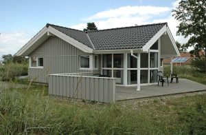  Lige bag klitten og i skovbrynet, med dejlig beliggenhed, ligger en række luksusferiehuse. Den dejlige møblering og den gode komfort gør disse huse til noget helt særligt. En afslappende oase på ...