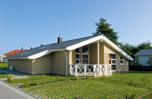  Ved stranden, lige bag klitterne og i skovbrynet, ligger disse huse af absolut topklasse med god komfort og egen saunaafdeling (multifunktionssauna). Med et tryk på en knap kan I vælge mellem klass ...