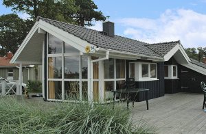 Lige bag klitten og i skovbrynet, med dejlig beliggenhed, ligger en række luksusferiehuse. Disse lyse feriehuse med dejlig indretning er dejlige ferieboliger. Slap af i saunaen og i spabadet, nyd pe ...