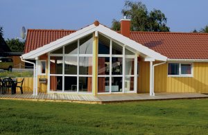  Lige bag klitten og i skovbrynet, med dejlig beliggenhed ligger en række luksusferiehuse. Den dejlige møblering og den gode komfort gør disse huse til noget helt særligt. En afslappende oase på  ...