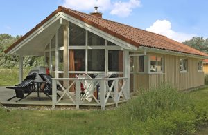  Lige bag klitten og i skovbrynet, med dejlig beliggenhed, ligger en række luksusferiehuse. Disse lyse feriehuse med dejlig indretning er dejlige ferieboliger. Slap af i saunaen og i spabadet, nyd pe ...