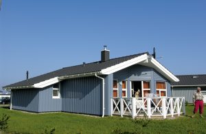  Ferie ved Nordsøen: Bliv vækket af havets brusen på stormfulde dage, gå ture på stranden på kolde vinterdage, tænd efterfølgende saunaen eller spabadet og afslut dagen foran brændeovnen i de ...