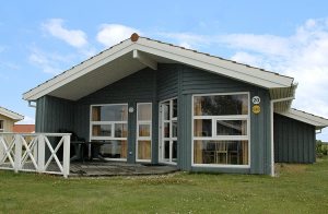  Ferie ved Nordsøen: Bliv vækket af havets brusen på stormfulde dage, gå ture på stranden på kolde vinterdage, tænd efterfølgende saunaen eller spabadet og afslut dagen foran brændeovnen i de ...