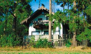  Pænt feriehus uden for byen. Huset ligger på en meget fredelig grund ved skoven med herlig udsigt. Stejl trappe til soverum. Om vinteren p-plads 800 m derfra (kufferter transporteres). ...