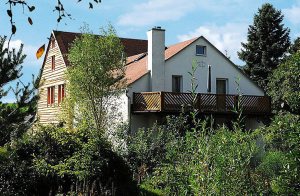 Roligt beliggende midt i skovområdet Thüringer Wald. Kærligt og rustikt indrettet og rummeligt feriehus på tre etager. Fire soverum er udstyret med eget minikøkken og bad og to soverum deler bad ...