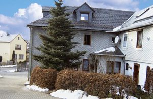 Velindrettet ferielejlighed i stueetagen. Ikke langt fra Saalfeld og Bad Lobenstein i Thüringer Schiefergebirge (skifferbjerge). To stuer. Et soverum er gennemgangsrum. ...