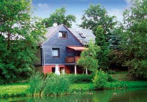  Dette feriehus 'Smedjen' er en gammel landsbysmedje og ligger umiddelbart ved en dam i et skovrigt landskab. Det er såvel meget hyggeligt som moderne indrettet. Pejsen i stuen spreder en behagelig v ...