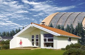 Her bor I dør om dør med troperne! Dette førsteklasses feriehus i Tropical Islands Resort ligger lige ved siden af Europas største tropiske indendørs badeland. Faktisk kan I betragte og beundre ...