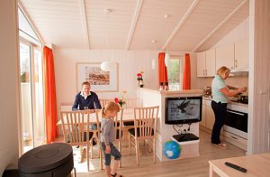  Kunne I tænke jer at holde ferie kun ti minutters gang fra Europas største tropiske badeland, men stadigvæk bo uforstyrret i jeres eget feriehus? I NOVASOL feriebyen 'Tropical Islands Resort' er d ...