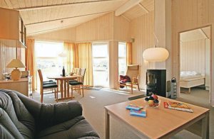 Her bor I dør om dør med troperne! Dette førsteklasses feriehus i Tropical Islands Resort ligger lige ved siden af Europas største tropiske indendørs badeland. Faktisk kan I betragte og beundre ...