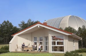 Her bor I dør om dør med troperne! Dette førsteklasses feriehus i Tropical Islands Resort ligger lige ved siden af Europas største tropiske indendørs badeland. Faktisk kan I betragte og beundre ...