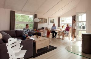 Her bor I dør om dør med troperne! Dette førsteklasses feriehus i Tropical Islands Resort ligger lige ved siden af Europas største tropiske indendørs badeland. Faktisk kan I betragte og beundre ...