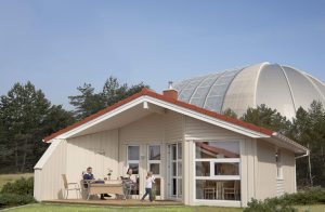  Her bor I dør om dør med troperne! Dette førsteklasses feriehus i Tropical Islands Resort ligger lige ved siden af Europas største tropiske indendørs badeland. Faktisk kan I betragte og beundre  ...