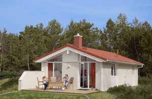  Kunne I tænke jer at holde ferie kun ti minutters gang fra Europas største tropiske badeland, men stadigvæk bo uforstyrret i jeres eget feriehus? I NOVASOL feriebyen 'Tropical Islands Resort' er d ...