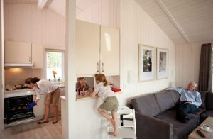  Her bor I dør om dør med troperne! Dette førsteklasses feriehus i Tropical Islands Resort ligger lige ved siden af Europas største tropiske indendørs badeland. Faktisk kan I betragte og beundre  ...