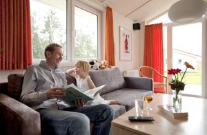  Kunne I tænke jer at holde ferie kun ti minutters gang fra Europas største tropiske badeland, men stadigvæk bo uforstyrret i jeres eget feriehus? I NOVASOL feriebyen 'Tropical Islands Resort' er d ...