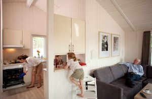 Her bor I dør om dør med troperne! Dette førsteklasses feriehus i Tropical Islands Resort ligger lige ved siden af Europas største tropiske indendørs badeland. Faktisk kan I betragte og beundre ...