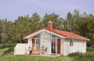  Kunne I tænke jer at holde ferie kun ti minutters gang fra Europas største tropiske badeland, men stadigvæk bo uforstyrret i jeres eget feriehus? I NOVASOL feriebyen 'Tropical Islands Resort' er d ...