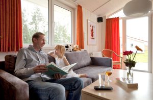 Kunne I tænke jer at holde ferie kun ti minutters gang fra Europas største tropiske badeland, men stadigvæk bo uforstyrret i jeres eget feriehus? I NOVASOL feriebyen 'Tropical Islands Resort' er d ...