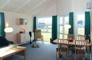  Her bor I dør om dør med troperne! Dette førsteklasses feriehus i Tropical Islands Resort ligger lige ved siden af Europas største tropiske indendørs badeland. Faktisk kan I betragte og beundre  ...