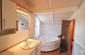  I feriebyen Tropical Islands Resort bor I helt privat i jeres eget feriehus midt i skøn natur. Alligevel er Europas største indendørs badeland lige inden for rækkevidde med kun ti minutters gang! ...