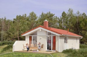  Kunne I tænke jer at holde ferie kun ti minutters gang fra Europas største tropiske badeland, men stadigvæk bo uforstyrret i jeres eget feriehus? I NOVASOL feriebyen 'Tropical Islands Resort' er d ...