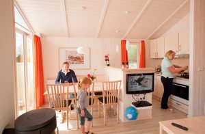  Kunne I tænke jer at holde ferie kun ti minutters gang fra Europas største tropiske badeland, men stadigvæk bo uforstyrret i jeres eget feriehus? I NOVASOL feriebyen 'Tropical Islands Resort' er d ...