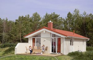  Kunne I tænke jer at holde ferie kun ti minutters gang fra Europas største tropiske badeland, men stadigvæk bo uforstyrret i jeres eget feriehus? I NOVASOL feriebyen 'Tropical Islands Resort' er d ...