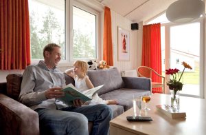 Kunne I tænke jer at holde ferie kun ti minutters gang fra Europas største tropiske badeland, men stadigvæk bo uforstyrret i jeres eget feriehus? I NOVASOL feriebyen 'Tropical Islands Resort' er d ...