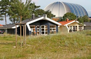 Her bor I dør om dør med troperne! Dette førsteklasses feriehus i Tropical Islands Resort ligger lige ved siden af Europas største tropiske indendørs badeland. Faktisk kan I betragte og beundre ...