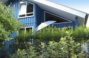  I et lille feriehusområde i udkanten af et fredet naturområde ligger disse to halvdele af et dobbelthus bygget i dansk stil. På kolde dage kan I varme jer ved den danske brændeovn. Der er adgang  ...