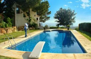  Dette skønne feriedomicil ligger på en bakke kun 10 km. fra det funklende Marbella, som er kendt for sine luksuriøse villaer, kasinoer og lystbådehavnen. Feriehuset er omgivet af en stor naturgru ...