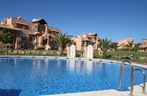  Denne ekstraordinære lejlighed ligger i et priviligeret område i det moderne feriekompleks Casares del Sol. I nærheden finder I 3 skønne golfbaner. ...