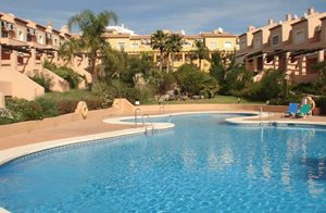  Nyd en rolig ferie i dette rummelige, komfortable rækkehus, der ligger i et afsikret område, kun få minutter fra restauranter og forretninger. ...