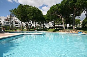  Glamour og spænding! Denne luksuriøse lejlighed ligger direkte på den herlige strand Puerto Banus. Her venter også restaurater, luksus-butikker og natteliv på jer. ...