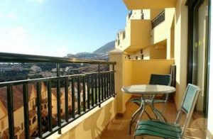  Denne lejlighed råder over et lounge-værelse med sydvendt terrasse og en fantastisk udsigt ud over havet og golfbanen. Restauranterne i området når I på 5 min. ...