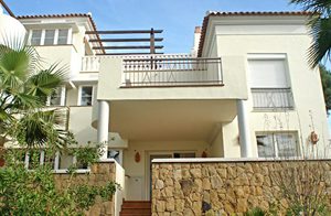  Denne dejlige, moderne stuelejlighed er beliggende i Cabopina komplekset. Der er kun få minutters gåafstand til havnebyen af samme navn (Cabopina). ...