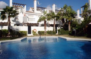  Dette rækkehus er beliggende i et roligt boligkompleks ikke langt fra Puerto Banus's centrum og havnen (ca. 20 minutter) med mærkevarerbutikker, barer, biografer og restauranter. Ved den skønne st ...