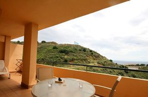  Disse moderne og veludstyrede lejligheder ligger i bjergene ved Calahonda. Fra den overdækkede terrasse har I en enestående udsigt ud over det smukke kystområde. ...