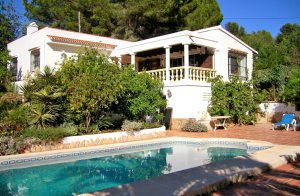  Midt i et fredet område ligger dette rustikt indrettede hus i spansk stil. Fra terrassen kan man lade blikket vandre hen over mandeltræerne, pinjerne og blomsterne helt hen til bjergene. Hvis man � ...