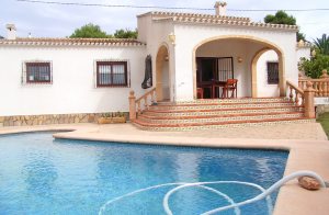  Dette vidunderlige hus ligger i helt rolige omgivelser og er omgivet af en tæt hæk. Poolen ligger i en velholdt plæne og den bageste del afgrænses af et udekøkken. Fra stuen er der adgang til te ...