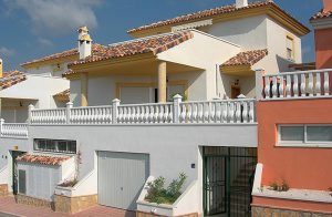  Dette rummelige ikke-rygerhus har en enestående panoramaudsigt over Alicante, San Juan og helt ud over El Campello med sine vidunderlige og kilometerlange sandstrande, der danner et sandt hav af lys ...