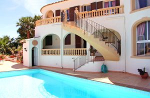  Nyd den fabelagtige panoramaudsigt over havet og Penon de Ifach fra dette store hus, som ligger ved en rolig, blind vej i Maryvilla. Det består af fire separate boliger, hvilket også gør det attra ...