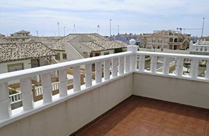  Dette dejlige Quatrohus ligger roligt og centralt i behagelig gåafstand til alle forretninger og otte restauranter i nærheden. ...