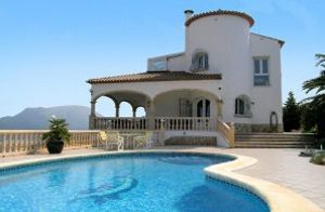  Hovedbygningen består af to separate enheder, som er forbundet via en udvendig trappe. Fra soveværelset har du en panorama udsigt over dalen til havet. Den samme udsigt kan man også nyde fra terra ...