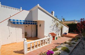  Dette smarte og hyggelige hus med en stor fælles swimmingpool og velplejede have er ligger i et roligt beboelsesområde i La Sella. Hvad mere har du brug for? ...