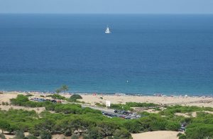  Dette rummelige og komfortable hus med air-condition er beliggende kun 10 min. fra Alicante lufthavn i det populære område Gran Alacant på Costa Blanca kysten. Fra husets tagterrasse og balkonen e ...
