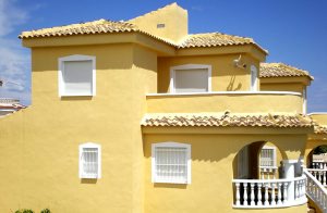  Dette helt nye hus er særligt velegnet til unge familier og ligger i en rolig, mindre bebyggelse med fantastisk udsigt over havet og saltsøerne. Der er mur omkring grunden, hvor der sagtens stå to ...